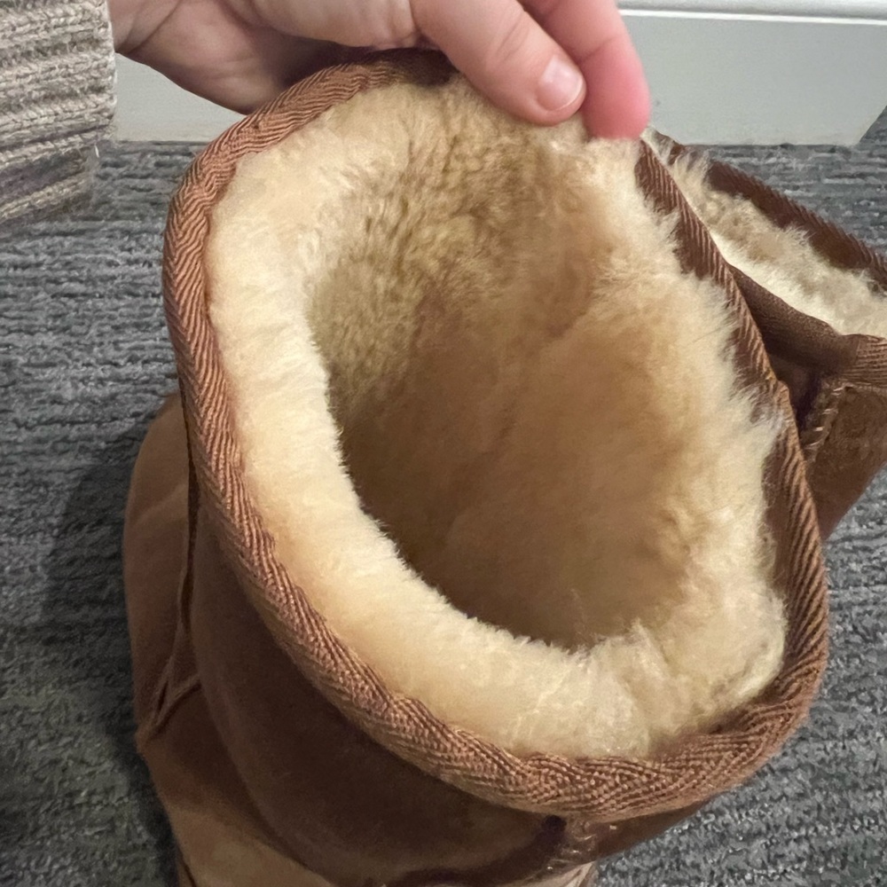 Lightly Worn Uggs. Perfect Condition - image 3